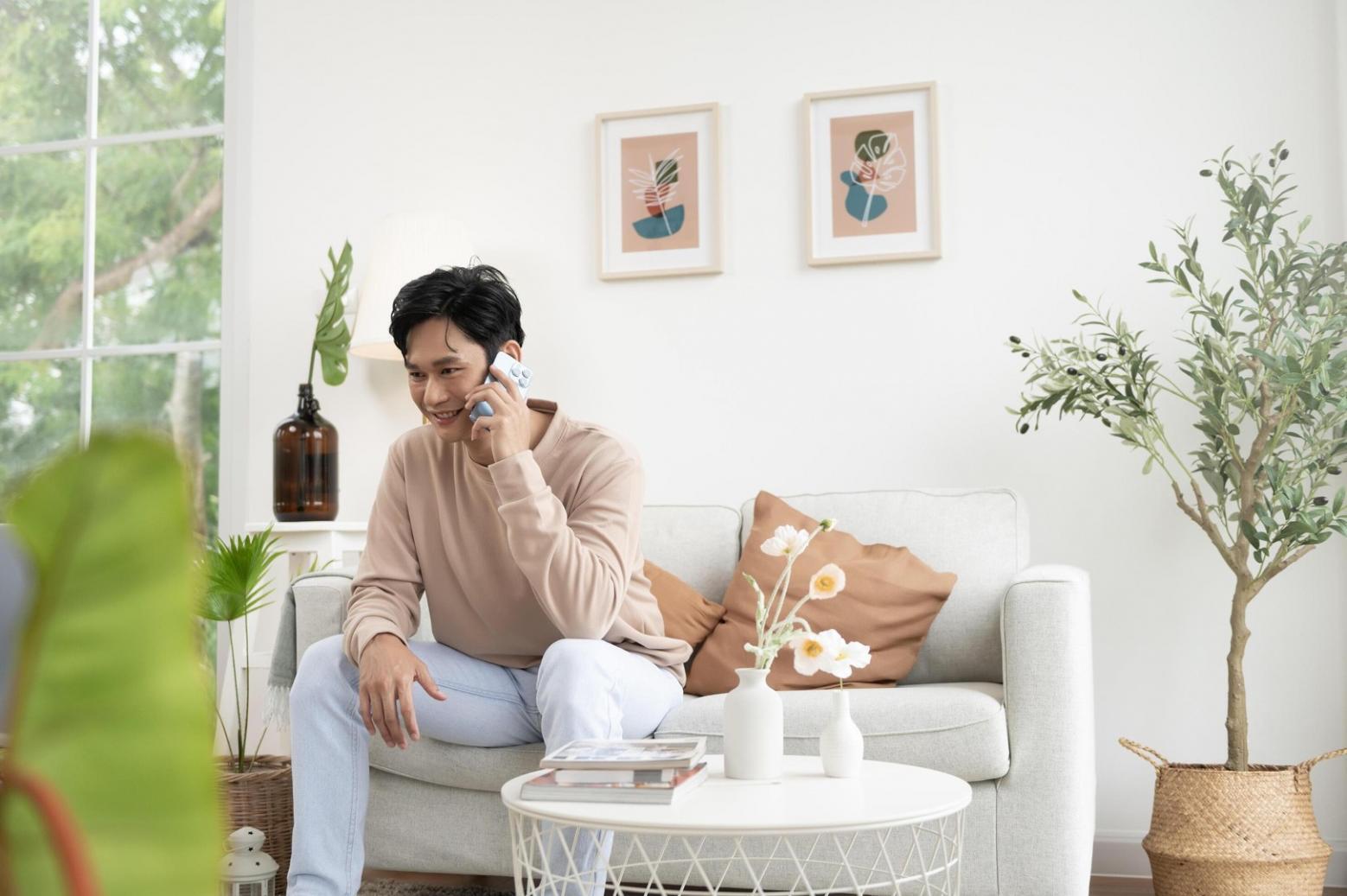 Finanzmodellierung am Arbeitsplatz mit Diagrammen und Berechnungen